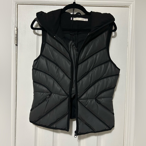 BLANC NOIR MEDIUM GREY WITH BLACK MESH HOODED PUFFER VEST - Picture 2 of 5